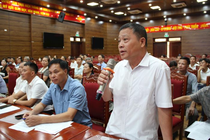 Bí thư chi bộ, Trưởng ban Công tác Mặt trận thôn Đồi Lý nêu ý kiến tại hội nghị. Ảnh: Biên Phạm