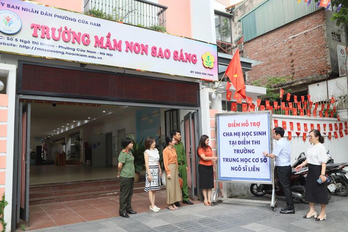 Ban Chỉ đạo thi phường Cửa Nam kiểm tra tại Trường Mầm non Sao Sáng. Ảnh: PV