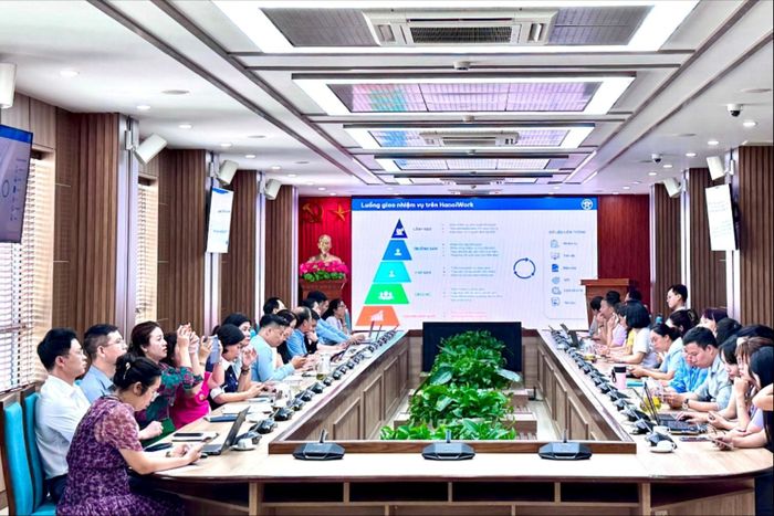 Đảng ủy phường Tây Hồ tập huấn sử dụng phần mềm HanoiWork. Ảnh: Ngọc Tú