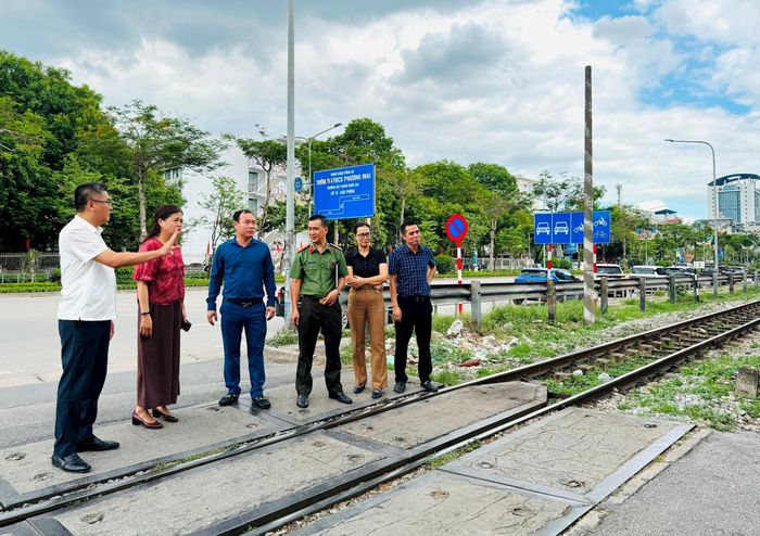 Lãnh đạo phường Kim Liên kiểm tra công tác đảm bảo an toàn giao thông tại điểm thi Trường THCS Phương Mai - nơi có đường tàu chạy qua. Ảnh: PV
