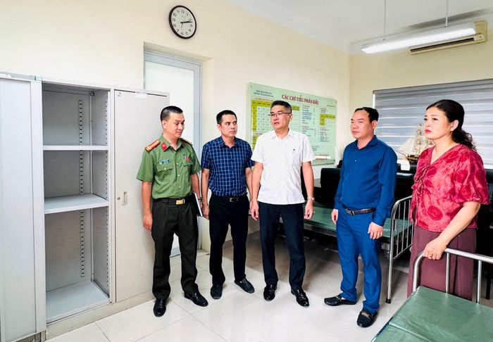 Lãnh đạo phường Kim Liên kiểm tra công tác bảo đảm an toàn ở phòng giữ đề thi tại điểm thi Trường THCS Phương Mai. Ảnh: PV
