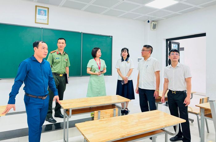 Các phòng thi đã được bố trí đầu đủ hệ thống bàn, ghế, chiếu sáng, điều hòa... phục vụ thí sinh tham dự kỳ thi. Ảnh: PV