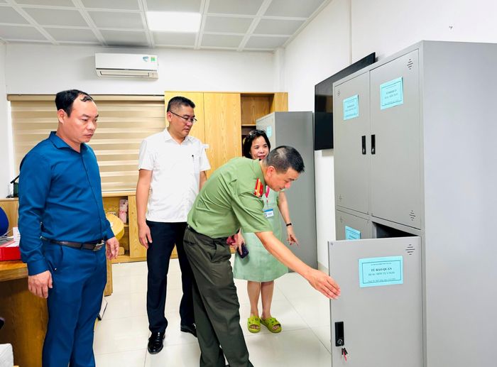 Lãnh đạo phường Kim Liên kiểm tra công tác đảm bảo an toàn ở phòng giữ đề thi tại điểm thi Trường THCS Khương Thượng. Ảnh: PV