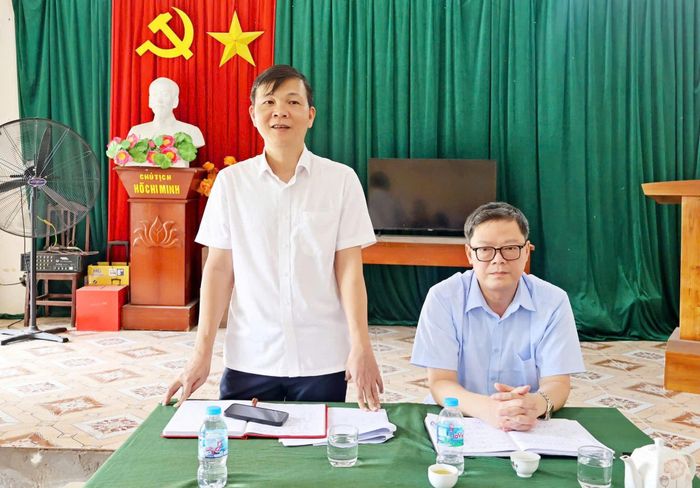 Chủ tịch UBND xã Đoài Phương trao đổi tại buổi làm việc với các thôn. Ảnh: Thùy Nam