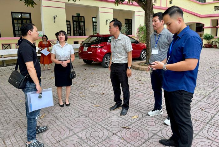 Đoàn kiểm tra công tác chuẩn bị kỳ thi tốt nghiệp THPT năm 2026 tại Trường THPT Đống Đa. Ảnh: Võ Giang