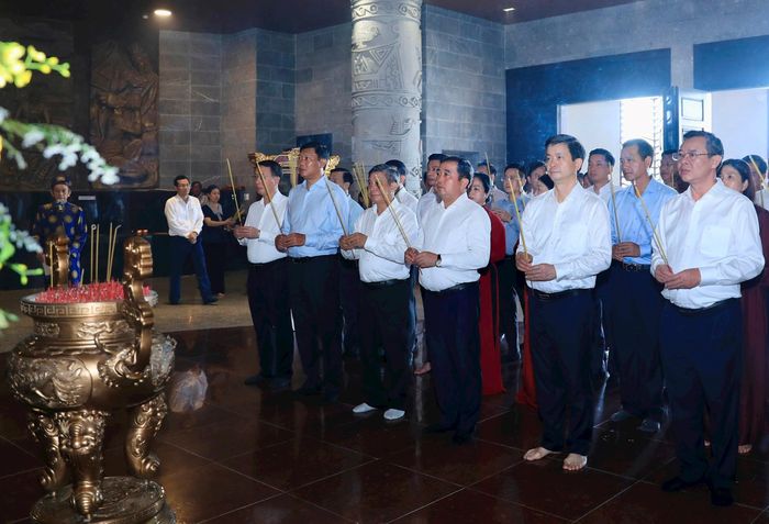 Bí thư Thành ủy Hà Nội Trần Đức Thắng cùng các đồng chí lãnh đạo thành phố Hà Nội và thành phố Cần Thơ dâng hương tưởng niệm Quốc tổ Vua Hùng. Ảnh Quang Thái