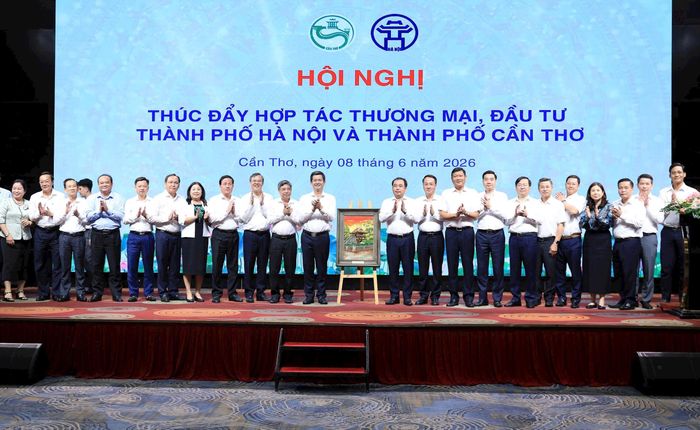 Thành phố Hà Nội tặng quà thành phố Cần Thơ. Ảnh Quang Thái