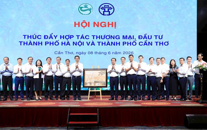 Thành phố Cần Thơ tặng quà thành phố Hà Nội. Ảnh Quang Thái