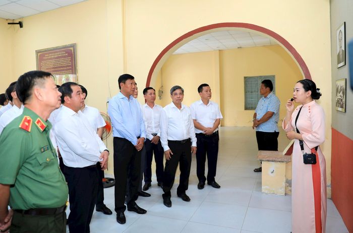 Bí thư Thành ủy Hà Nội Trần Đức Thắng cùng các đồng chí lãnh đạo thành phố Hà Nội và thành phố Cần Thơ tham quan Di tích lịch sử Ủy ban Liên hợp đình chiến Nam Bộ. Ảnh Quang Thái