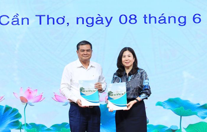 Trao bản thỏa thuận hợp tác giữa Sở Du lịch Hà Nội và Sở Văn hóa, Thể thao và Du lịch Cần Thơ. Ảnh Quang Thái