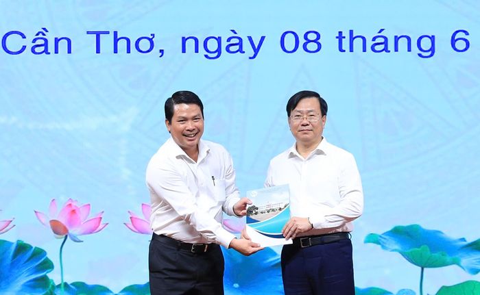 Trao bản thỏa thuận hợp tác giữa Sở Công Thương Hà Nội và Sở Công Thương Cần Thơ. Ảnh Quang Thái