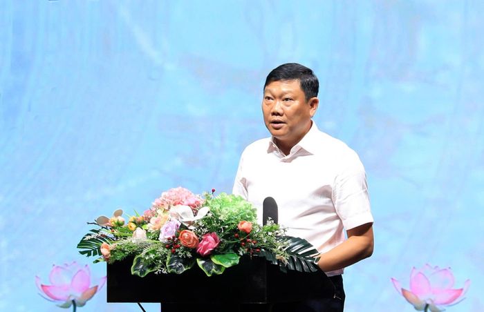Phó Chủ tịch UBND thành phố Hà Nội Đỗ Anh Tuấn trình bày báo cáo tại hội nghị. Ảnh Quang Thái