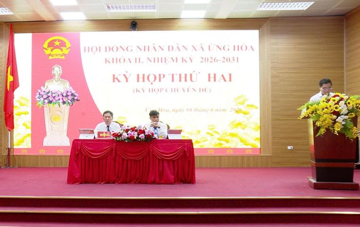 Chủ tọa chủ trì kỳ họp thứ 2, HĐND xã Ứng Hòa. Ảnh: Lê Quí