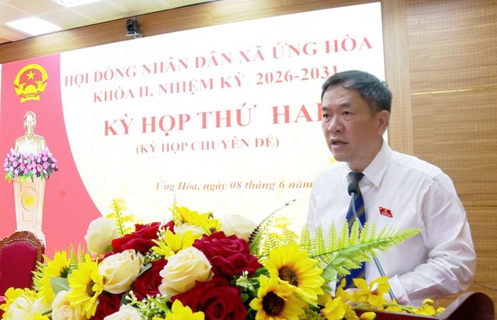 Bí thư Đảng ủy, Chủ tịch HĐND xã Ứng Hòa Đàm Văn Huân phát biểu tại kỳ họp. Ảnh: Lê Quí