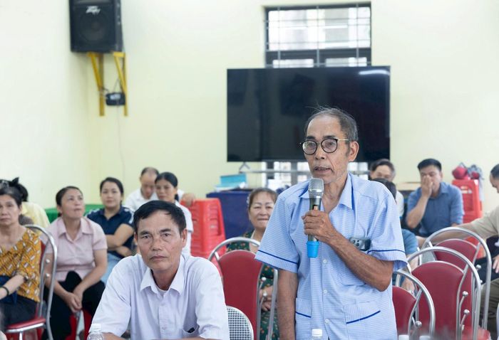 Cử tri xã Ứng Thiên kiến nghị với các đại biểu HĐND xã. Ảnh: Cao Hồng - Ánh Tuyết