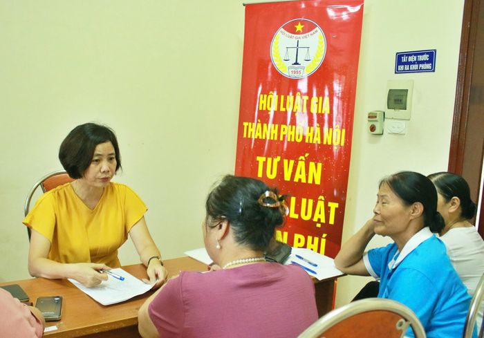 Các luật gia Thủ đô tham gia tư vẫn, hỗ trợ pháp lý cho người dân. Ảnh: HLG