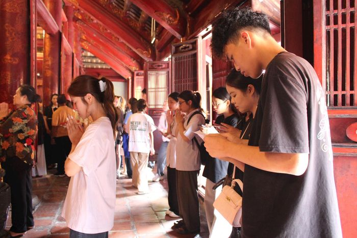 Đối với nhiều bạn trẻ, bên cạnh việc thành kính dâng hương, hành trình đến Văn Miếu - Quốc Tử Giám còn gắn với nét đẹp xin chữ mùa thi, gửi gắm ước nguyện may mắn và đỗ đạt.