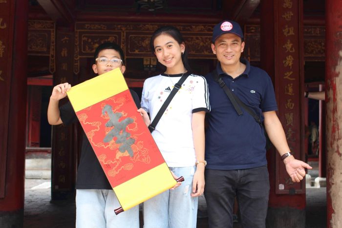 Em Lê Thùy Hải Linh (phường Buôn Ma Thuột, tỉnh Đắk Lắk), xin chữ “May mắn” tại Văn Miếu - Quốc Tử Giám, với mong muốn đỗ nguyện vọng 1 vào Trường Đại học Kinh tế TP Hồ Chí Minh và giữ tâm lý bình tĩnh, sáng suốt để làm bài thi tốt. Đồng hành cùng em là phụ huynh Lê Hải Phong. Theo anh Lê Hải Phong, đây là kỳ thi mang tính bước ngoặt, vì vậy cha mẹ luôn đồng hành, định hướng để con lựa chọn ngôi trường phù hợp với năng lực, đồng thời mong con có một hành trình học tập và cuộc sống bình an.