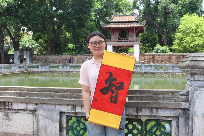 Em Phùng Thị Ngọc Nhi, Trường THPT Phan Huy Chú (xã Thạch Thất, Hà Nội) cho biết, em đăng ký nguyện vọng Trường Đại học Sư phạm Hà Nội. Sau đợt thi khảo sát tại trường, em dự đoán môn Văn năm nay có thể hướng về chủ đề tuổi trẻ hoặc kỷ nguyên vươn mình của dân tộc.