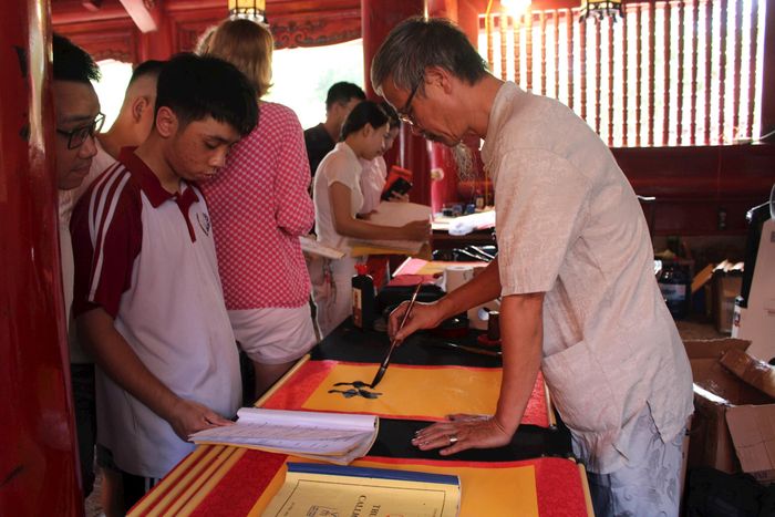 Cùng đến Văn Miếu - Quốc Tử Giám để dâng hương và xin chữ, em Dương Quyết Tiến, Trường THPT Dương Quảng Hàm (tỉnh Hưng Yên) chăm chú theo dõi từng nét bút của ông đồ khi xin chữ, như một cách tự tiếp thêm sự tự tin trước kỳ thi quan trọng. Năm nay, Tiến đăng ký nguyện vọng vào Trường Đại học Khoa học Xã hội và Nhân văn Hà Nội. Từng làm các dạng đề khảo sát, Tiến đánh giá đề thi năm nay có thể sẽ khó hơn, đặc biệt là môn Toán với phần câu hỏi trả lời ngắn đòi hỏi tư duy nhanh và chính xác. Đối với môn Ngữ văn, em dự đoán nội dung có thể gắn với những vấn đề thời sự như môi trường hoặc trí tuệ nhân tạo.