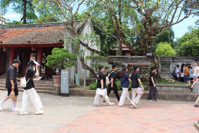 Không ai bảo ai, nhưng tất cả đều hiểu rằng, bước vào kỳ thi không chỉ cần tri thức, mà còn đòi hỏi tinh thần sẵn sàng, giữ vững tâm lý. Do đó, việc đến Văn Miếu - Quốc Tử Giám - ngôi trường đại học đầu tiên tại Việt Nam cũng là cách các sĩ tử tự “tiếp thêm sức mạnh tinh thần”, sẵn sàng cho kỳ thi quan trọng phía trước.