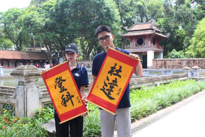 Đối với Nguyễn Thị Quỳnh Anh và Nguyễn Gia Hưng (Trường THPT Lê Lợi, Hà Nội), khi đến Văn Miếu – Quốc Tử Giám các em cầu mong bản thân giữ được bình tĩnh, tự tin, giữ vững tâm lý để phát huy tốt nhất trong phòng thi.