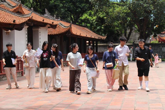 Không ồn ào, không náo nhiệt, từng nhóm nhỏ học sinh, trên tay cầm giấy báo dự thi... bước đi trật tự và thành kính. Với các em, đến Văn Miếu - Quốc Tử Giám không chỉ là nghi thức cầu may, để “xin điểm cao” mà còn là một cách để chuẩn bị tâm thế trước ngày “vượt vũ môn”.