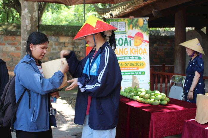 Năm nay, tại Di tích Văn Miếu - Quốc Tử Giám đã tổ chức Lễ hội “xoài Đăng khoa” dành cho các sĩ tử lớp 12. Đông đảo học sinh cuối cấp tham gia và nhận những phần quà ý nghĩa từ chương trình.