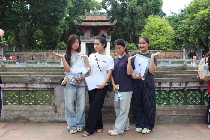 “Em mong muốn giữ vững tâm lý trước ngày thi đang đến gần. Việc học em đã chuẩn bị khá kỹ, hiện nay chủ yếu ôn lại kiến thức và giữ tinh thần thoải mái nhất. Đây là lần đầu tiên em đến Di tích Văn Miếu - Quốc Tử Giám, em thấy không khí rất nhộn nhịp, đông đảo sĩ tử. Điều đó giúp em có thêm động lực, tự tin để giữ vững tâm lý và làm bài thi tốt nhất”, Nguyễn Thanh Huyền (đứng ngoài cùng bên phải), Trường THPT Nguyễn Đăng Đạo (TP Bắc Ninh) chia sẻ.