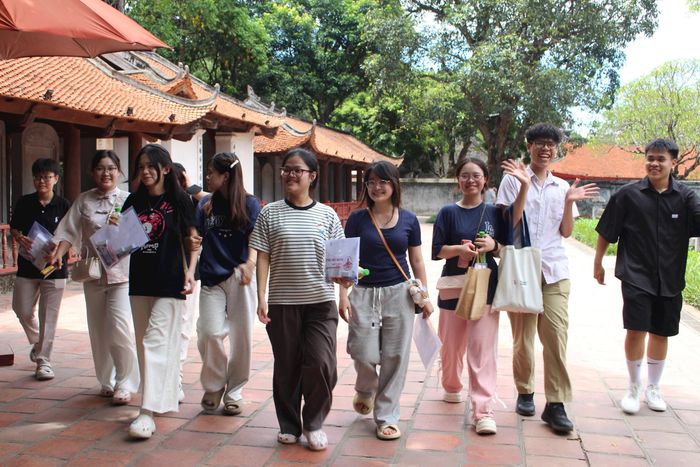 Hình ảnh của các sĩ tử đổ về Di tích Văn Miếu - Quốc Tử Giám đã lan tỏa tinh thần hiếu học, sự thành kính với tri thức và người thầy. Giữa áp lực thi cử, việc các học sinh đến đây xin chữ, dâng hương không chỉ để “cầu may” mà còn “tiếp lửa” sự tự tin, biết ơn và quyết tâm vượt qua kỳ thi có tính bước ngoặt của cuộc đời.