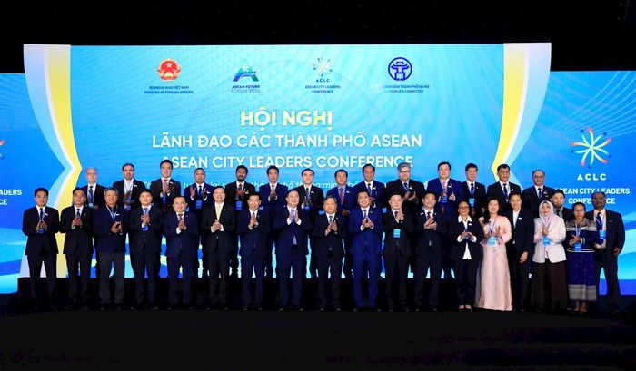 Đại diện các thành phố ASEAN tham dự Hội nghị Lãnh đạo các Thành phố ASEAN. Ảnh: Viết Thành