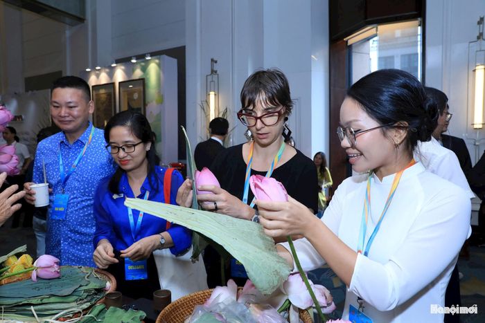 Bên lề hội nghị, đại biểu vừa được tham quan, vừa được trải nghiệm trực tiếp các sản phẩm truyền thống của Hà Nội.