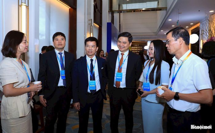 Phó Chủ tịch UBND thành phố Hà Nội Bùi Duy Cường và các đại biểu trao đổi tại hội nghị.