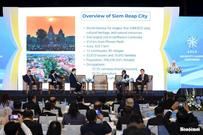 Hội thảo với chủ đề: “Nắm bắt cơ hội phát triển trong kỷ nguyên số: Lấy người dân làm trung tâm và ứng dụng AI nhằm nâng cao hiệu quả quản trị đô thị” thu hút đông đại biểu và quan khách tham dự.