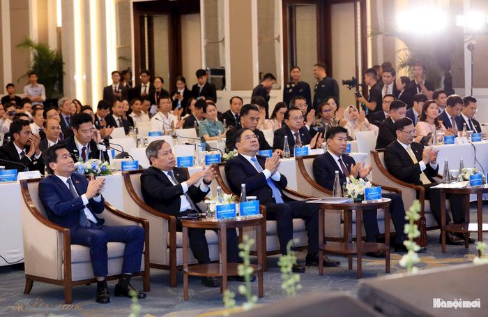 Các đồng chí lãnh đạo Đảng, Nhà nước và đại biểu dự hội nghị.