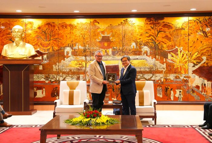 Phó Chủ tịch UBND thành phố Hà Nội Trương Việt Dũng trao quà lưu niệm trong khuôn khổ buổi tiếp và làm việc với đoàn danh nhân cấp cao đến từ bang Texas (Mỹ). Ảnh: Hồng Thái