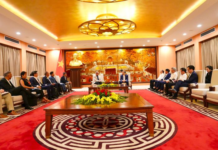 Phó Chủ tịch UBND thành phố Hà Nội Trương Việt Dũng tiếp đoàn danh nhân cấp cao đến từ bang Texas (Mỹ). Ảnh: Hồng Thái