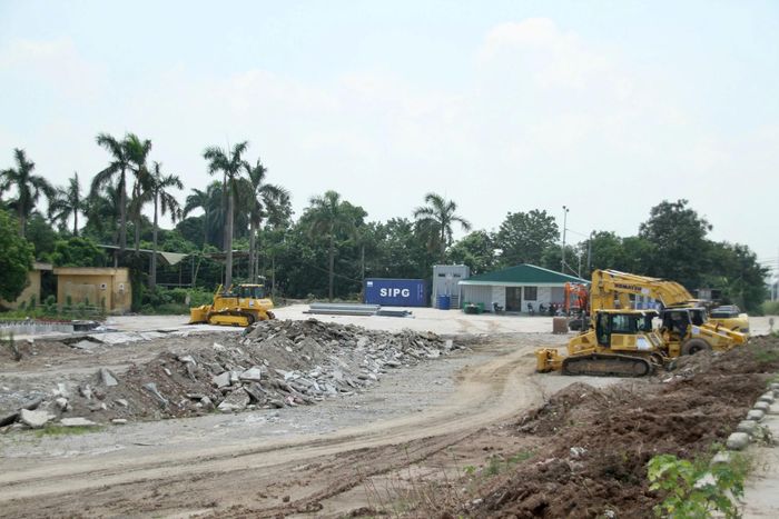 Tại khu vực triển khai dự án, nhiều máy móc đã được tập kết để thi công các hạng mục đầu tiên. Ảnh: Hoàng Vũ