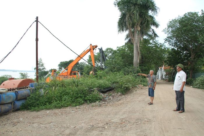 Ông Phạm Văn Bảy, Tổ trưởng Tổ dân phố Nhật Tảo 2 (bên trái) và đại diện các hộ dân có đất thu hồi mong muốn dự án sớm được triển khai, đồng thời, bảo đảm đầy đủ quyền và lợi ích hợp pháp của người dân bị ảnh hưởng. Ảnh: Hoàng Vũ