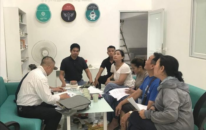 Lực lượng chức năng tiến hành kiểm đếm diện tích đất trong phạm vi thu hồi để thực hiện dự án. Ảnh: Tuệ Lâm