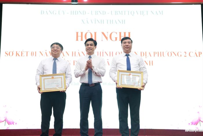 Ban Xây dựng Đảng và Văn phòng Đảng ủy xã Vĩnh Thanh vinh dự được UBND Thành phố tặng tặng danh hiệu “Tập thể lao động xuất sắc”. Ảnh: PV
