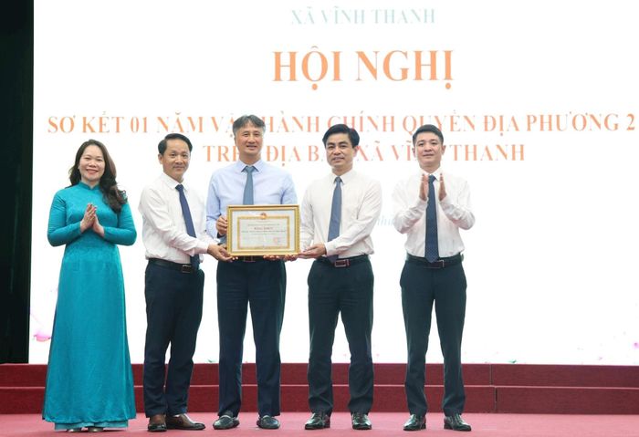Đảng bộ, chính quyền và Nhân dân xã Vĩnh Thanh vinh dự được Chủ tịch UBND thành phố Hà Nội tặng Bằng khen vì có thành tích xuất sắc trong phong trào thi đua. Ảnh: PV