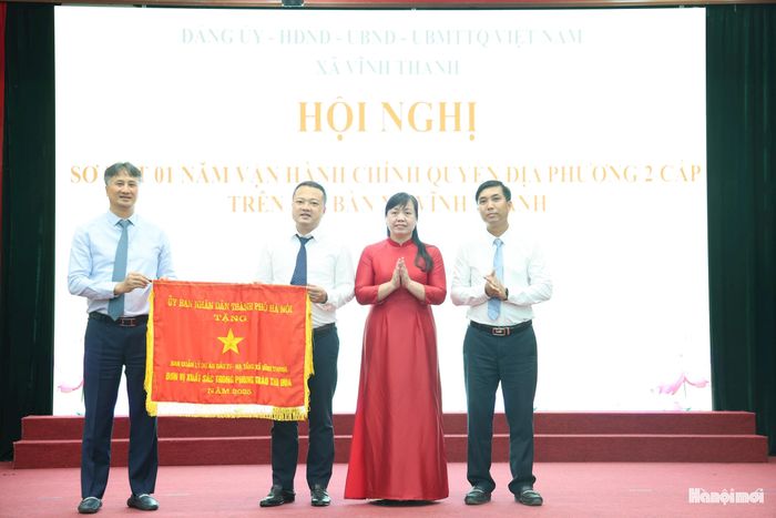 Ban Quản lý Dự án đầu tư - hạ tầng xã Vĩnh Thanh vinh dự nhận Cờ thi đua của UBND thành phố. Ảnh: PV