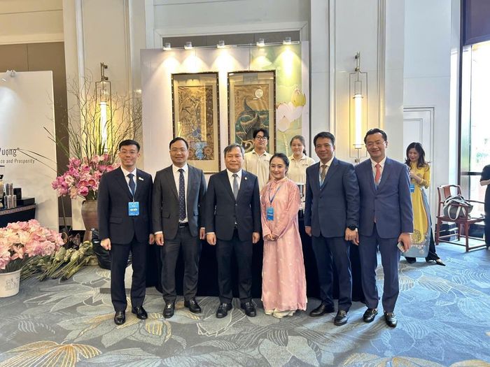 Chủ tịch UBND thành phố Vũ Đại Thắng cùng các đại biểu dự Hội nghị các nhà lãnh đạo thành phố ASEAN tại Hà Nội. Ảnh: Phương Nga