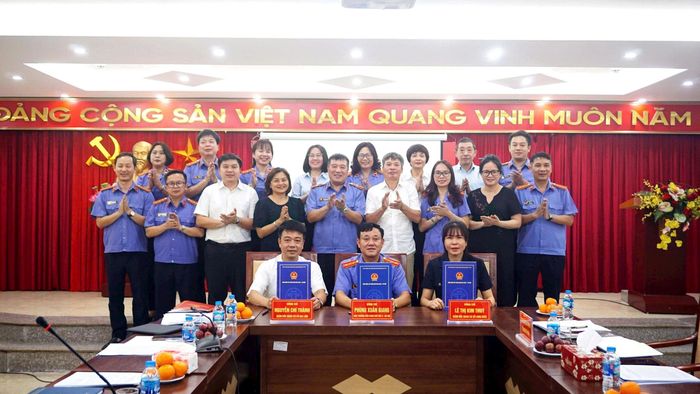 Đại diện Viện KSND khu vực 5, BHXH cơ sở Long Biên và BHXH cơ sở Gia Lâm ký Quy chế phối hợp. Ảnh: B.Duy