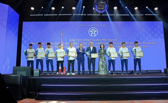 Phó Chủ tịch UBND thành phố Hà Nội Vũ Thu Hà và Chủ tịch Liên đoàn Bóng đá Việt Nam Trần Quốc Tuấn trao Bằng khen của UBND thành phố cho các cá nhân đạt thành tích xuất sắc của đội tuyển U17 quốc gia. Ảnh: BTC