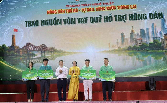 Lãnh đạo Hội Nông dân thành phố Hà Nội trao 10 tỷ nguồn vốn vay Quỹ hỗ trợ nông dân cho Hội Nông dân 4 xã: Bình Minh, Thanh Oai, Tam Hưng, và Dân Hòa. Ảnh: Hải Yến 
