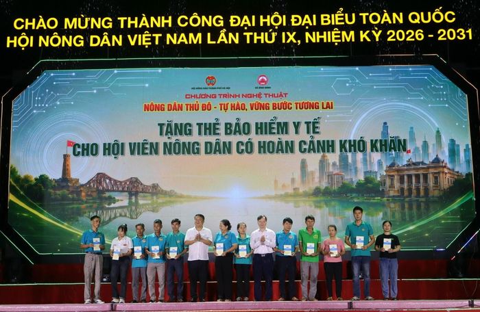 Phó Chủ tịch Hội Nông dân thành phố Hà Nội Trương Văn Nhung và Bí thư Đảng ủy xã Bình Minh Nguyễn Khánh Bình trao tặng Thẻ Bảo hiểm y tế cho các hội viên nông dân có hoàn cảnh khó khăn. Ảnh: Hải Yến