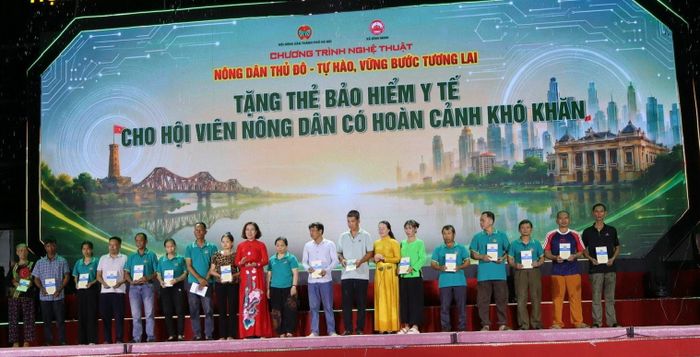 Phó Chủ tịch Trung ương Hội Nông dân Việt Nam Bùi Thị Thơm và Chủ tịch Hội Nông dân thành phố Hà Nội Phạm Hải Hoa trao tặng Thẻ Bảo hiểm y tế cho các hội viên nông dân có hoàn cảnh khó khăn. Ảnh: Hải Yến 