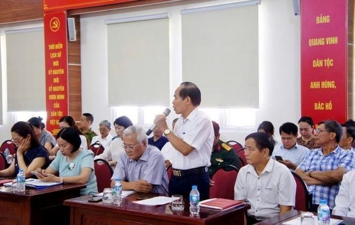Ông Nguyễn Văn Thắng, Bí thư Chi bộ tổ dân phố số 11 phát biểu tại một hội nghị. Ảnh: Tuệ Lâm
